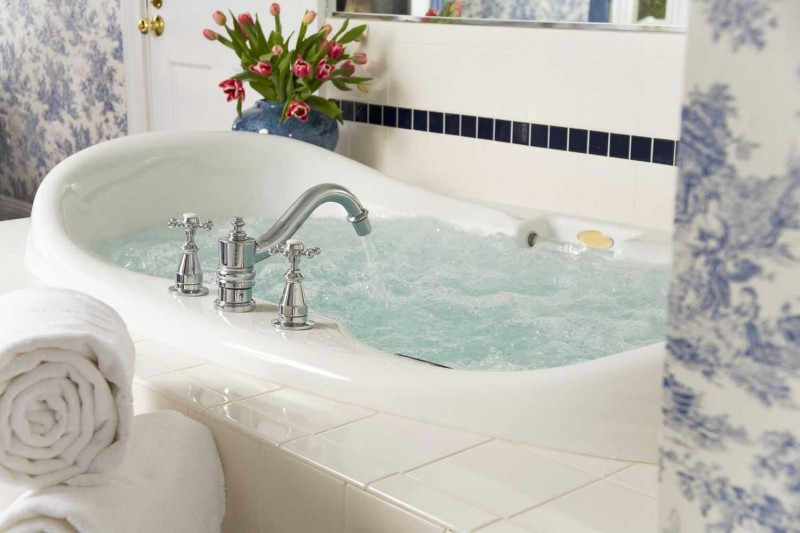 Bathtub with Jet Maintenance