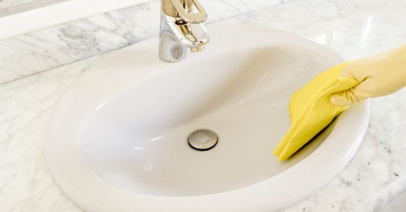 clean a ceramic sink