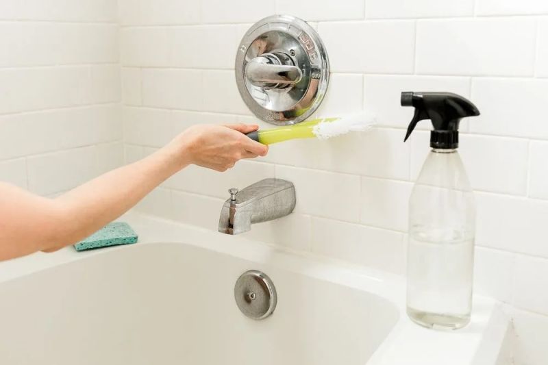 How to Remove Stains From Bathtub