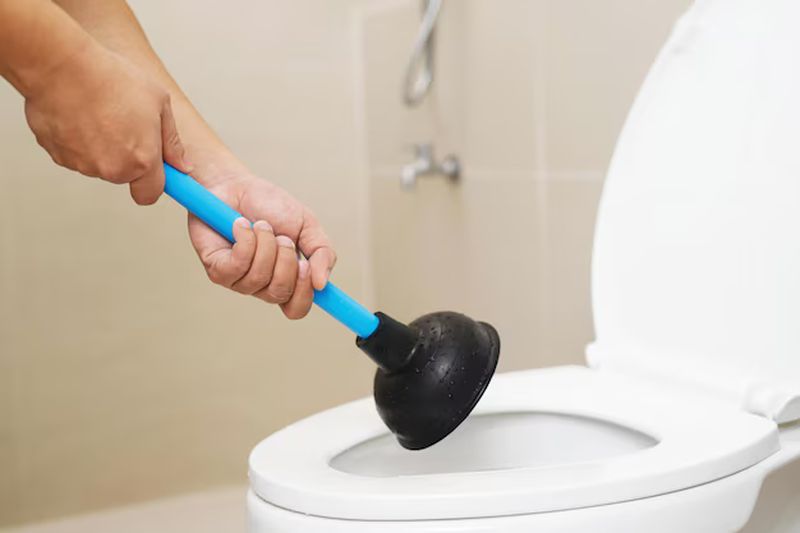 how to use plunger to unclog toilet